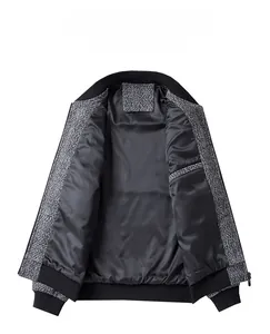 Détail d'une veste en laine avec poignets côtelés noirs et doublure de haute qualité