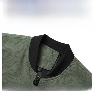 Détail d'une veste vert armée avec motif camouflage et col en maille côtelée noire