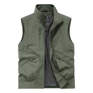 Gilet tactique vert olive avec plusieurs poches et doublure en maille aérée