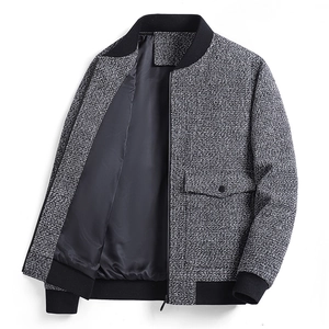Détail d'une veste en tweed gris avec col côtelé noir et poche boutonnée élégante