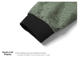 Détail du poignet élastique noir coupe-vent sur la veste à imprimé de feuilles vertes