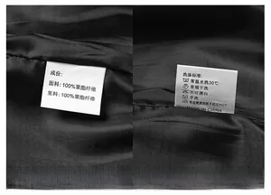 Vue détaillée de l'étiquette d'entretien d'une veste business noire en 100% polyester