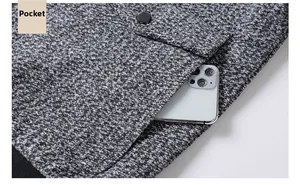 Détail d'une poche de veste en laine grise avec bouton mat et smartphone pour l'échelle