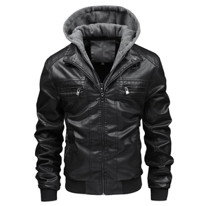 Détail de la veste en cuir PU noir avec doublure de capuche grise et épaules matelassées