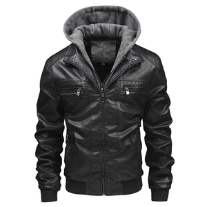 Détail du blouson motard en similicuir avec double fermeture éclair et capuche grise