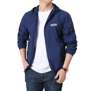 Giacca leggera da uomo blu scuro con protezione solare cappuccio e tasca sulla manica