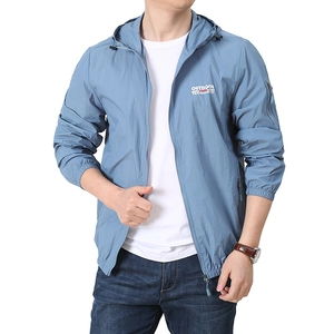 Giacca da sole leggera celeste da uomo con cappuccio e tasca con cerniera per outdoor