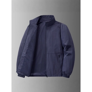 Herren-Outdoorjacke in Dunkelblau mit Netzfutter und Stehkragen für den Frühling