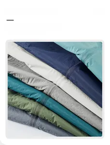 Gros plan sur la fermeture éclair et le tissu résistant de cette veste solaire pour hommes