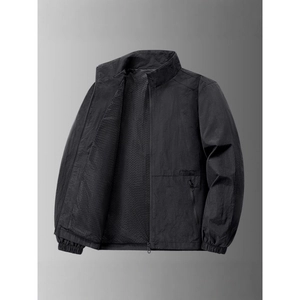 Leichte Herren-Windjacke in Schwarz mit atmungsaktivem Netzfutter und Stehkragen