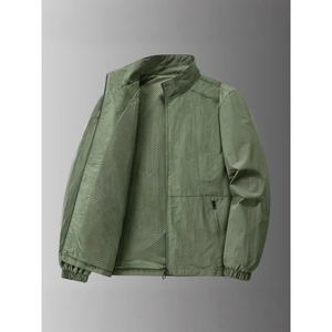 Moosgrüne Herren Outdoor-Jacke mit atmungsaktivem Netzfutter und Stehkragen für Sport