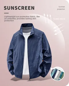Gros plan sur la veste de protection solaire bleu marine légère et respirante