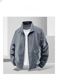 Détail d'une veste de protection solaire gris foncé pour homme avec col montant léger