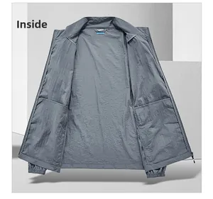 Détail de la doublure d'une veste de protection solaire grise avec poches intérieures