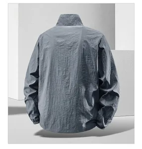 Vue arrière de la veste légère de protection solaire grise pour hommes respirante