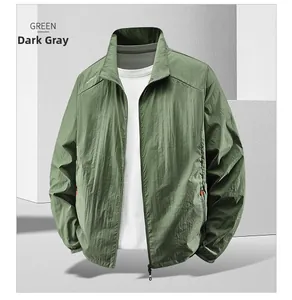 Détail macro du tissu respirant gris-vert de la veste d'été avec imprimé outdoor