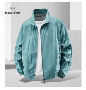 Détail de la veste anti-UV bleu brume avec col montant et poches zippées