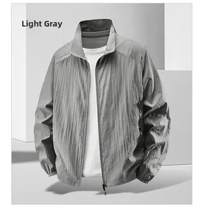 Détail de la veste de protection solaire gris clair avec col montant et poignets élastiques