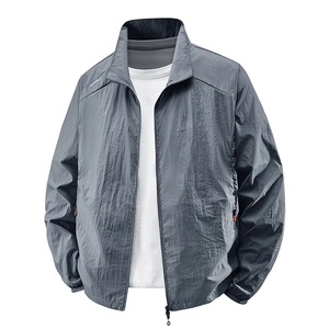 Veste de protection solaire grise pour hommes avec col montant et détails zippés orange
