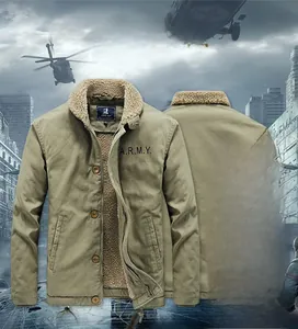 Détail du col en laine d'agneau et imprimé A.R.M.Y. sur une veste d'hiver vert armée