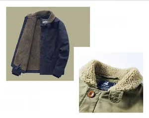 Vue détaillée d'une veste d'hiver de style militaire avec polaire et imprimé A.R.M.Y.