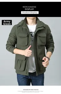 Vorderansicht einer armee-grünen Funktionsjacke mit mehreren Taschen und Kapuze