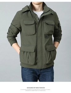Detail der armee-grünen Winterjacke mit winddichter Kapuze und taktischen Cargotaschen