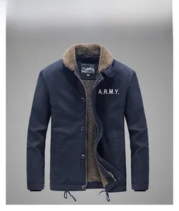 Détail de veste d'hiver bleu marine avec col en polaire marron et texte ARMY