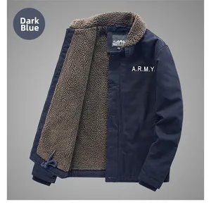 Détail de la veste en coton bleu marine avec doublure en polaire chaude et broderie ARMY