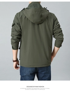 Rückansicht der armee-grünen Outdoor Kapuzenjacke mit verstellbaren Klettbündchen am Ärmel
