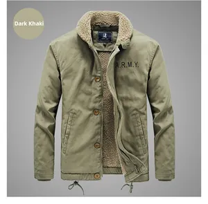 Détail de la veste kaki montrant la doublure sherpa et la fermeture double