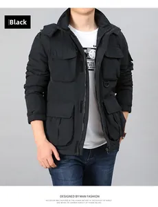 Detail der schwarzen Winterjacke mit Kapuze, Funktionstaschen und windfestem Stoff