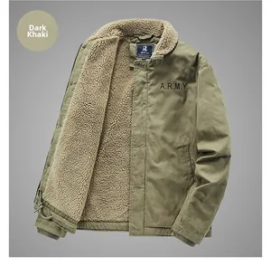 Détails de veste d'hiver kaki avec doublure en sherpa et imprimé de style armée