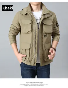 Detailansicht der khakifarbenen Jacke mit Cargotaschen und Stehkragen für Herren