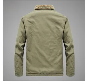 Vue arrière d'une veste d'hiver pour homme en velours côtelé avec col en polaire