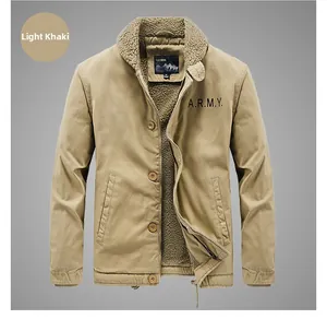 Détail d'une veste en velours côtelé kaki doublée de polaire sherpa avec imprimé ARMY