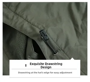 Detailansicht der olivgrünen Outdoorjacke mit verstellbarem Kordelzug und schwarzem Stopper