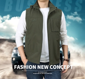 Dettaglio del gilet outdoor verde con collo alto, coulisse e stampa del logo montagna