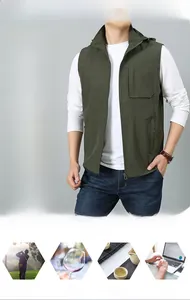 Dettaglio del gilet outdoor verde militare con tasche a zip e tessuto antivento