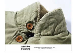 Détail du col de veste vert armée avec doublure en peau de mouton et boutons marron