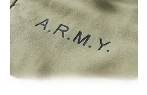 Gros plan sur la texture en coton sergé avec lettrage A.R.M.Y. imprimé en noir