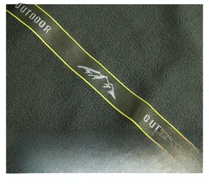 Detail der dunkelgrünen Fleecejacke mit Outdoor-Stickerei und dichtem Fleece-Gewebe