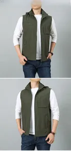 Dettaglio del gilet da esterno verde oliva con tasche multiple con cerniera