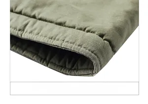 Détail de l'ourlet à double couture sur une veste en toile de coton vert olive