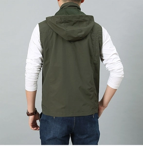 Dettaglio del gilet con cappuccio verde militare con fodera in rete traspirante sul retro