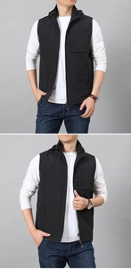 Dettaglio del logo outdoor goffrato su un gilet nero con collo alto per attività all'aperto