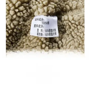 Zoom sur la doublure polaire chaude et les étiquettes de la veste d'hiver en coton