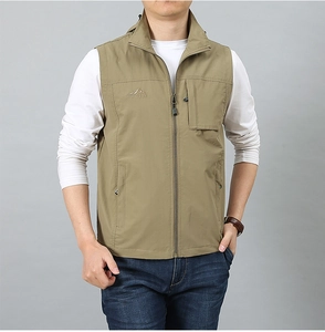 Dettaglio del gilet outdoor kaki che mostra il colletto rialzato e la tasca con zip sul petto