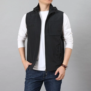 Gilet da uomo nero con cappuccio, giacca sportiva outdoor con zip e tasca sul petto