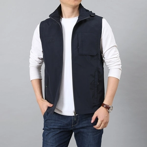Gilet outdoor blu scuro da uomo con cappuccio, tasche e dettagli ricamati sul petto